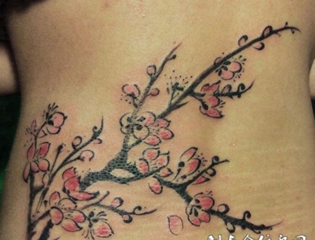 后腰上的梅花纹身