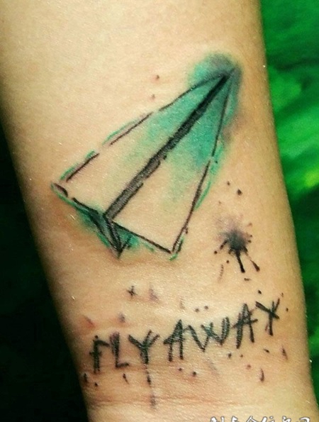 脚踝上的纸飞机纹身