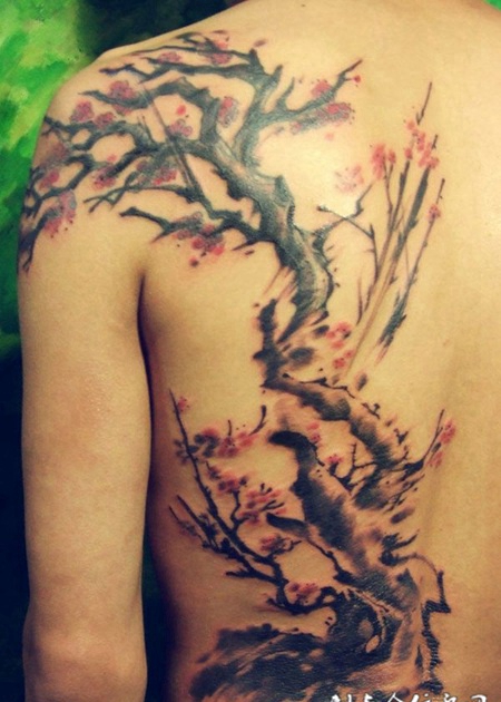 后背上的写意梅花纹身