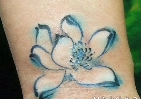 手腕蓝莲花纹身