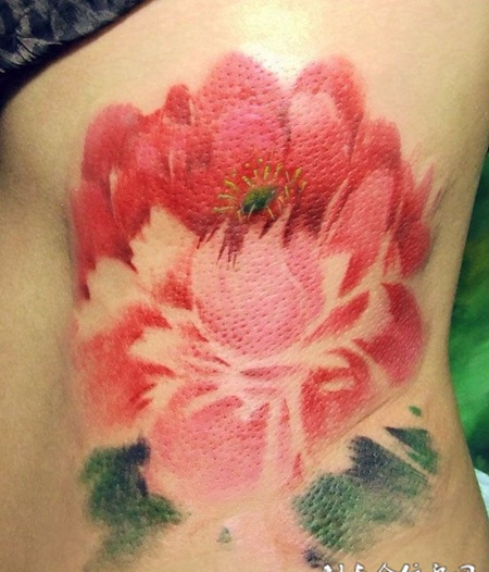 腰侧的写意牡丹纹身