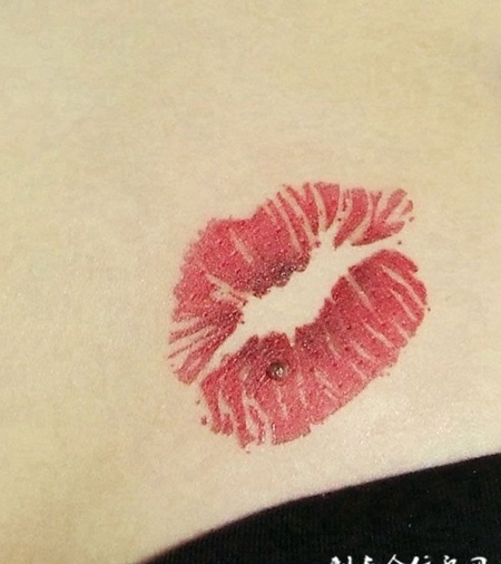 诱惑的唇印纹身