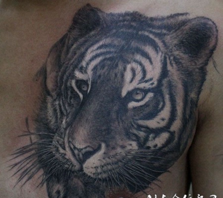 胸前的虎头纹身