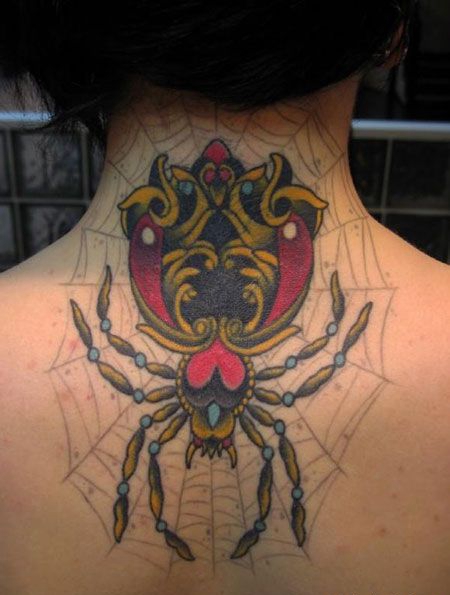 背部蜘蛛网和蜘蛛纹身图案