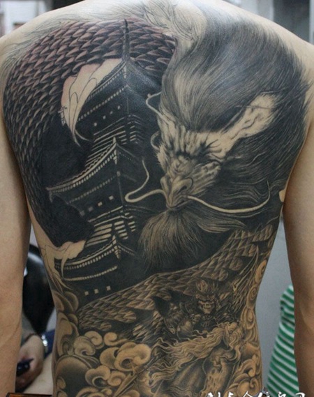 满背东方龙纹身