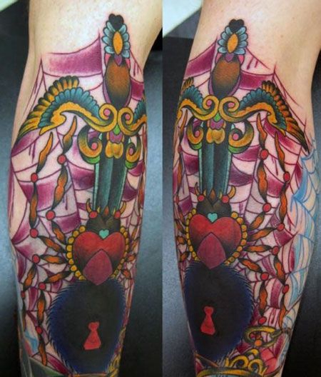 手臂蜘蛛网上的匕首纹身图案