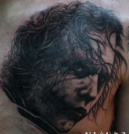 胸前凌乱的小丑纹身