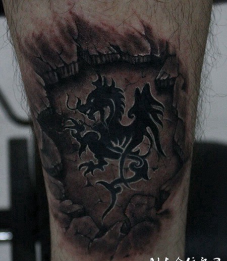 小腿上的石刻龙纹身