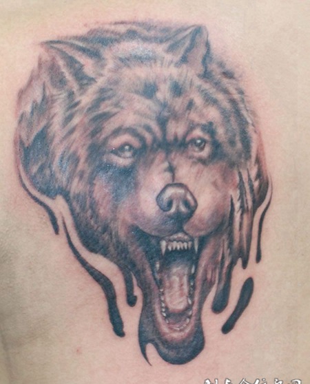 胸前长啸的狼头纹身