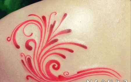 肩后的红色藤蔓纹身
