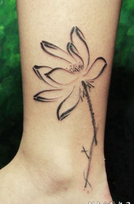 脚踝处的莲花纹身