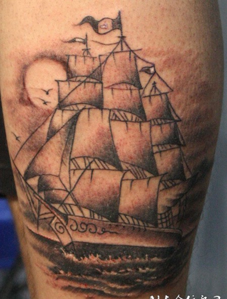 小腿上的海盗帆船纹身