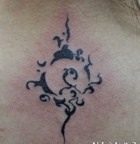 颈后的图腾符号纹身