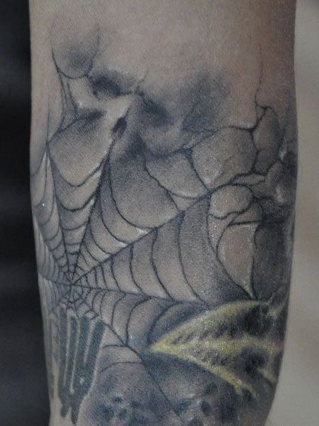 手臂写实黑白蜘蛛网纹身图案