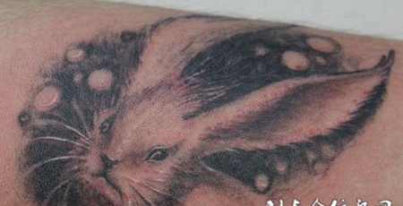 肩膀上的兔子纹身