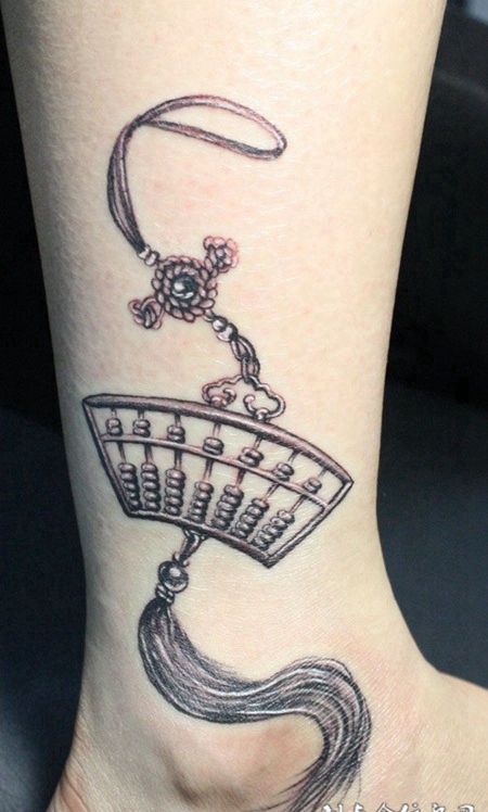 脚踝小算盘吊坠纹身图片