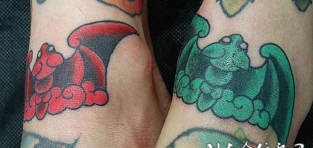 脚踝上一对蝙蝠纹身