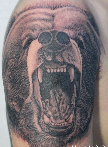 胳膊上怒吼的熊纹身