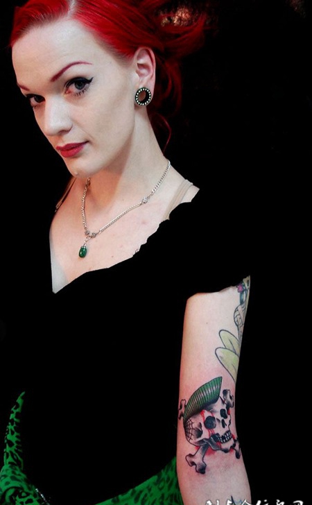 美女手臂上的朋克骷髅纹身