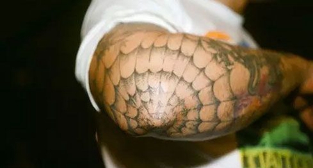 手臂蜘蛛网纹身图案