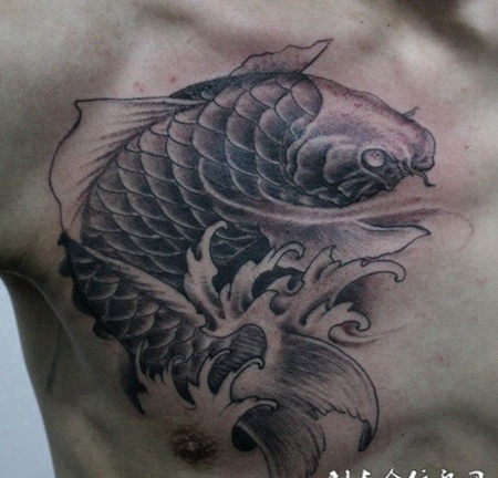 胸前的鲤鱼浪花纹身图