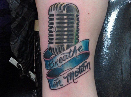 大臂帅气麦克风纹身图案