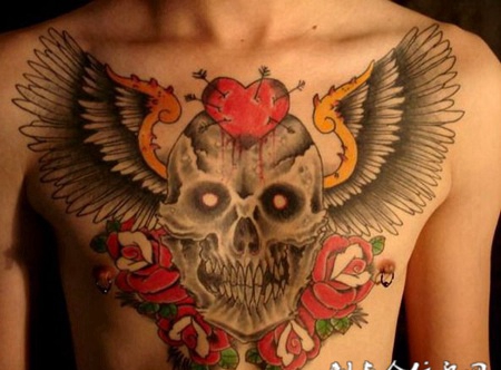 胸前长着翅膀的骷髅纹身