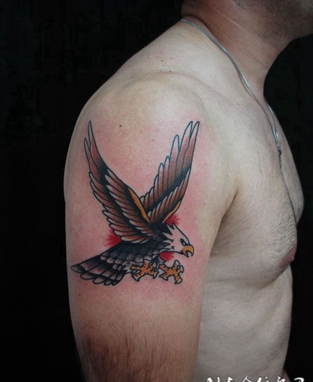 胳膊纹身：飞翔的鹰