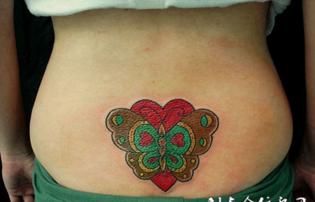 后腰上的蝴蝶纹身