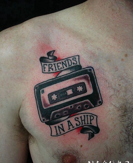 胸前老版的磁带纹身