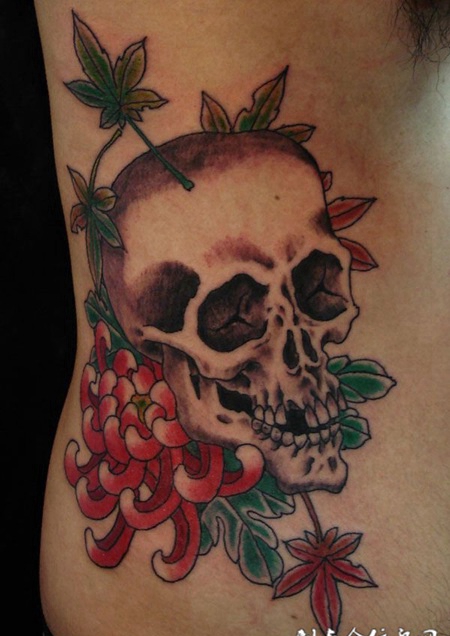 腰侧的菊花骷髅纹身
