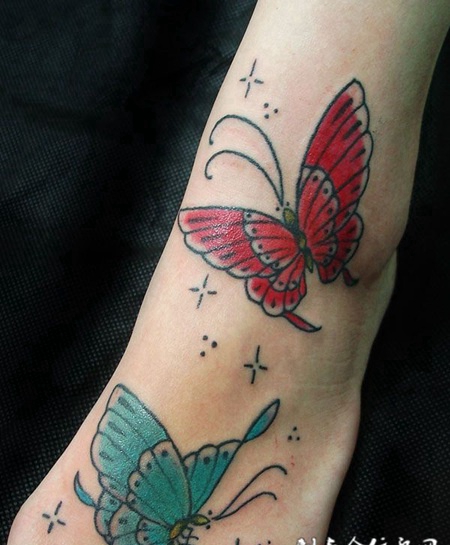 脚面成双成对的蝴蝶纹身
