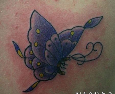 紫色蝴蝶纹身