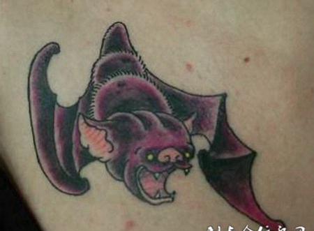 肩膀上飞舞的小蝙蝠纹身