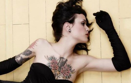 美女胸部麦克风玫瑰花纹身图案