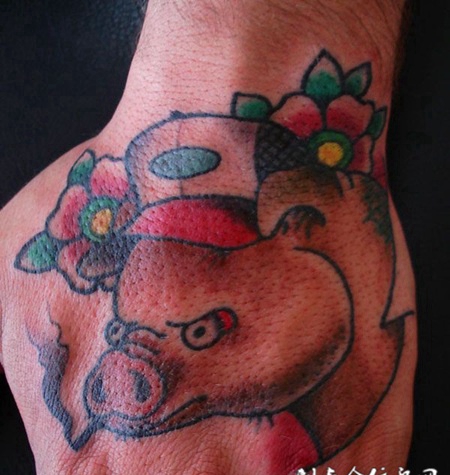 手背上带帽子的小猪纹身