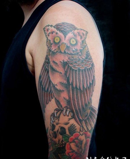 胳膊纹身：骷髅猫头鹰