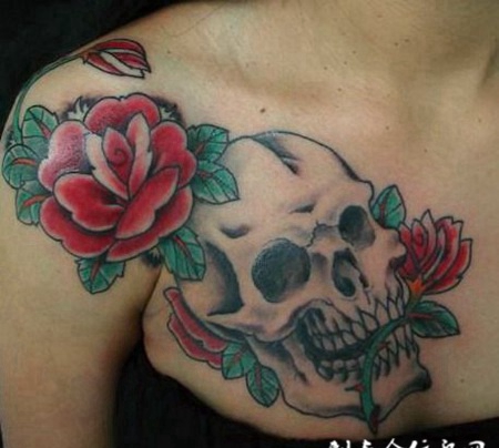 肩膀上的骷髅玫瑰纹身