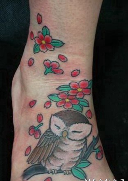 脚面上闭眼的猫头鹰纹身