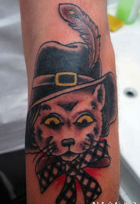 手臂上带着帽子的狐狸纹身