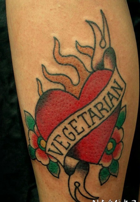 小腿上的纹身：红色桃心