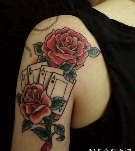 肩膀上的扑克玫瑰纹身