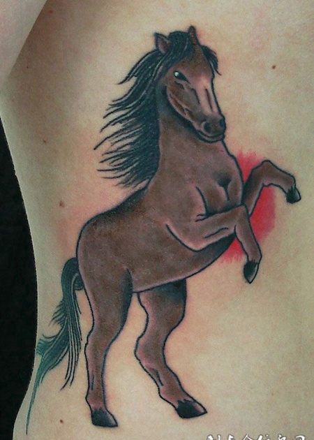 腰侧的骏马纹身