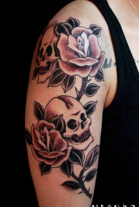 胳膊纹身：骷髅与玫瑰共舞