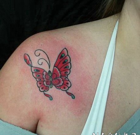肩膀上扇动翅膀的蝴蝶纹身