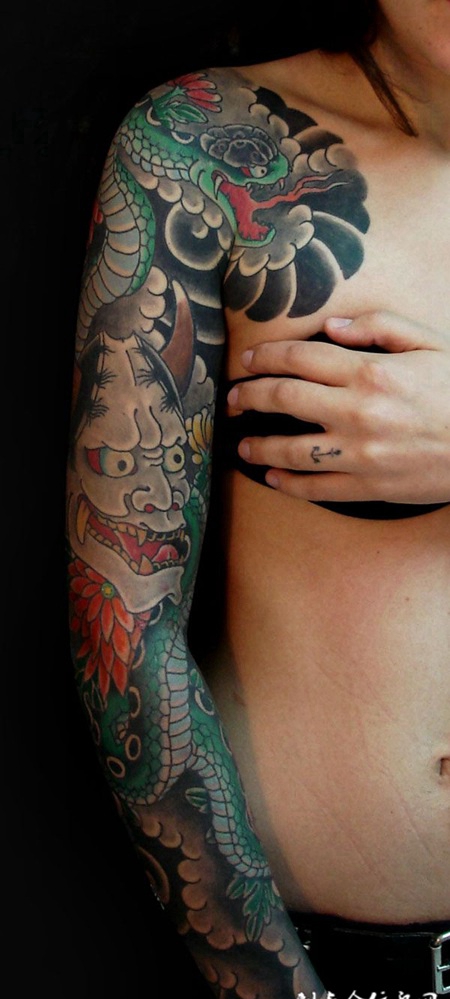 花臂纹身：毒蛇和般若