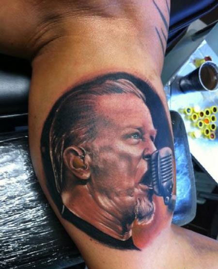 大臂麦克风男士纹身图案