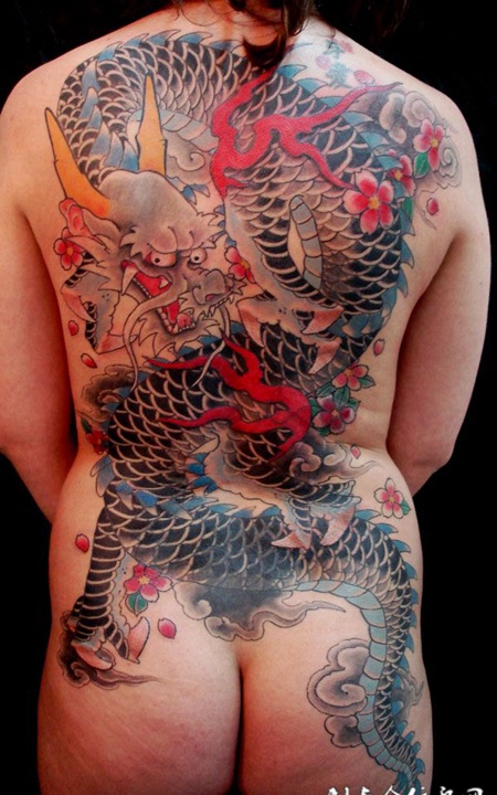 满背纹身：喷火龙