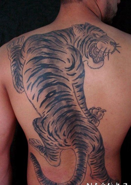 满背猛虎咆哮纹身图