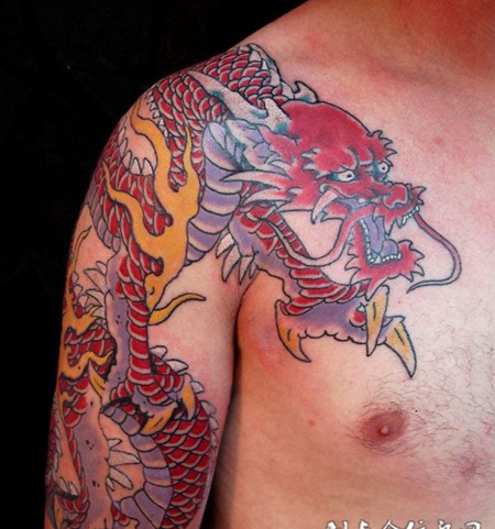 披肩纹身：火龙